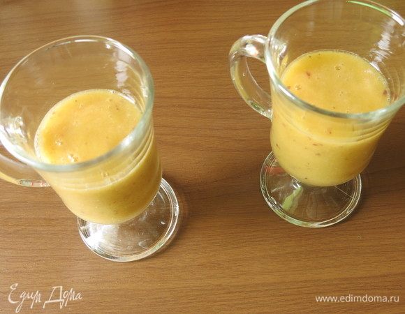 Наливаем слой смузи.