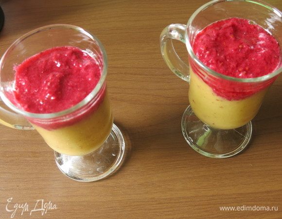 Выкладываем ложкой смородину перебитую.