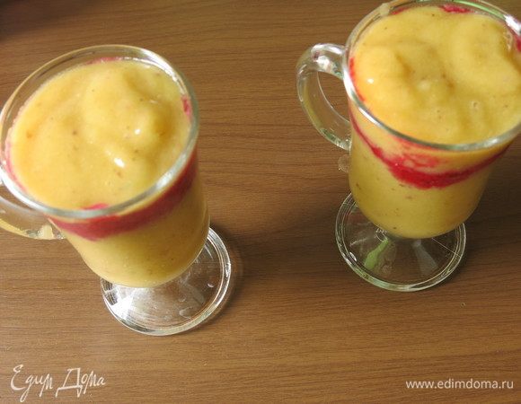 Сверху — слой смузи желтого.