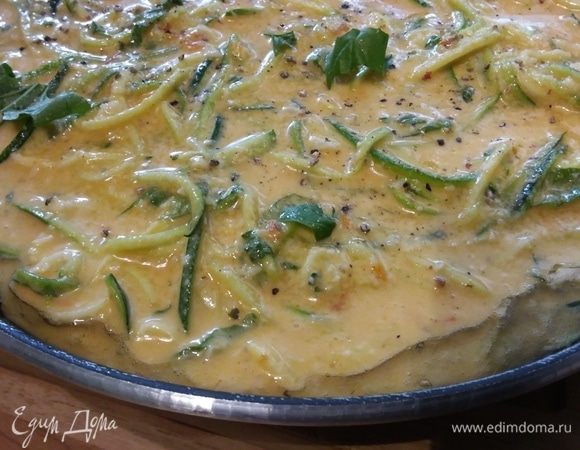 Далее готовим, как омлет. Разогреть сковороду с несколькими ст. л. оливкового масла и выложить смесь в сковороду. Жарить на среднем огне, пока вы не увидите, что бока фриттаты начинают схватываться. Теперь время ставить ее в заранее разогретую до 180°C духовку на 20–30 минут или накрыть крышкой.