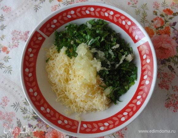 Сыр натереть на мелкой терке. Половину сыра соединить с половиной нарезанной петрушки, добавить натертый чеснок и перемешать. Это начинка для цукини.