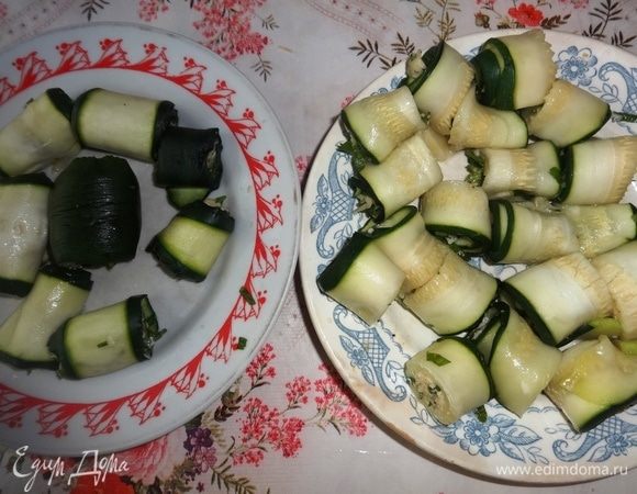 Рулетики из узких пластин оставить, как есть. Рулетики из широких пластин разрезать поперек пополам.