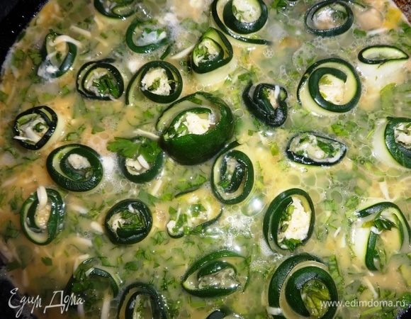 Осторожно вылить в сковороду яичную массу. Проследить, чтобы она равномерно распределилась по всей сковороде.