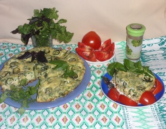 Аккуратно выложить готовую фриттату на блюдо, разрезать на порции. Подавать со свежими помидорами и зеленью. Угощайтесь! Это очень вкусно! Всем приятного аппетита!