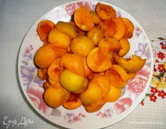 Абрикосы вымыть, обсушить, разделить на половинки, удалить косточки. Вишни вымыть, обсушить, косточки можно не удалять. С апельсина снять часть цедры.