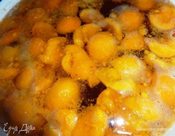 Воду вскипятить, положить в нее сахар, вишни, абрикосы, цедру и варить 10 мин. Выключить огонь и дать отвару настояться 20–25 мин.