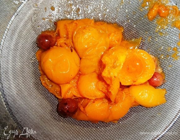 Отвар с фруктами процедить через мелкое сито. Фрукты нам не понадобятся. Если отвар еще теплый, то остудить его в холодной воде.