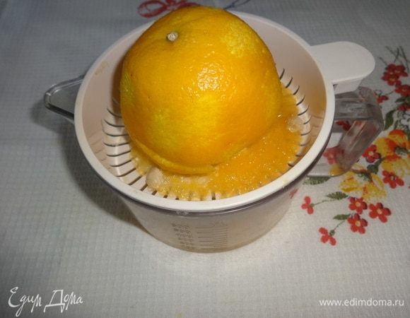 Из апельсина выжать сок.