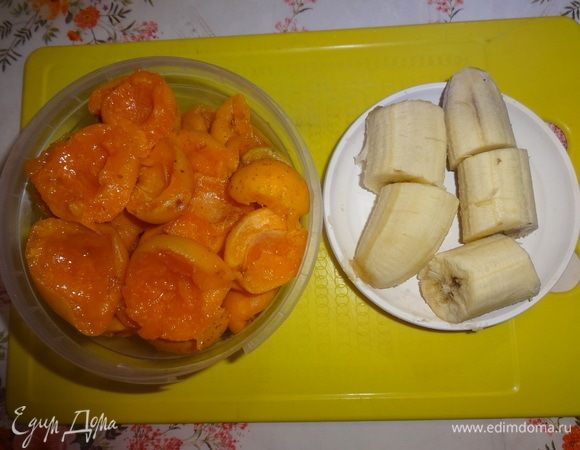 Абрикосы вымыть, обсушить, удалить из них косточки. Банан очистить от кожуры и нарезать произвольно.