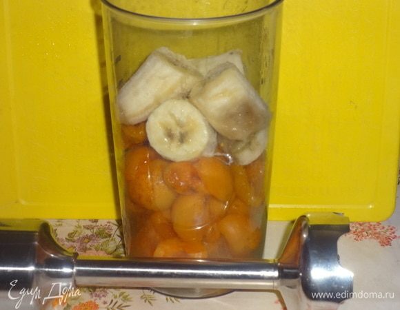 Загрузить абрикосы и банан в чашу блендера и пюрировать. Затем добавить мацони и еще раз пробить блендером.