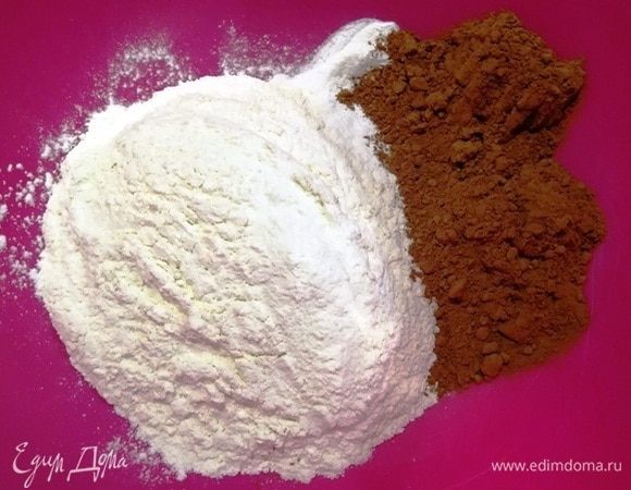 Начнем с приготовления шоколадного теста. Подготовим муку, какао-порошок, разрыхлитель, ванилин, щепотку соли.