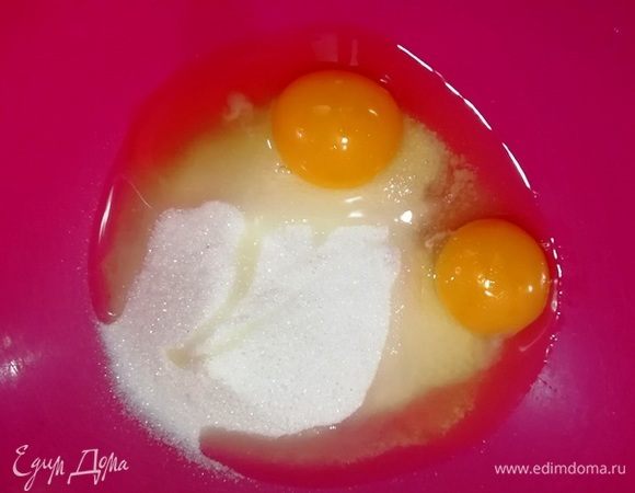 Подготовим сахар и два яйца.