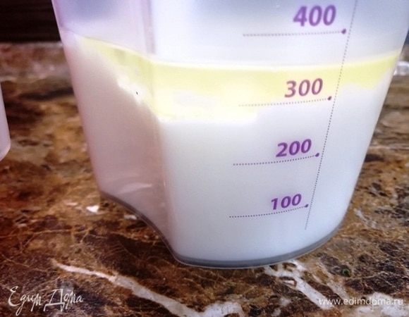 Отмеряем кефир, растительное масло и перемешиваем.