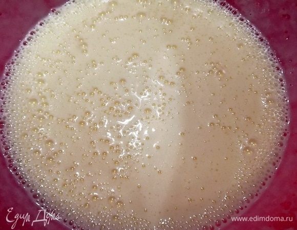 Вливаем к яично-сахарной смеси и хорошо перемешиваем.