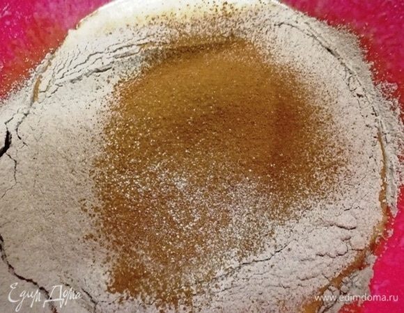 Просеиваем мучную основу в жидкую.