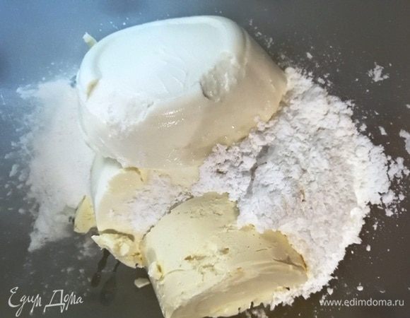 Подготовим творожный сыр или творог, крахмал, ванилин и сахарную пудру.