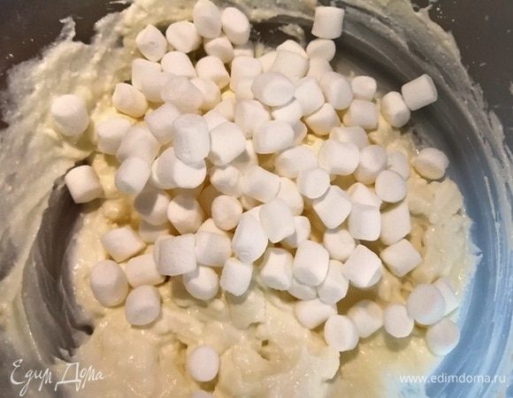 Смешиваем до однородности и вмешиваем маршмеллоу. Начинка готова.