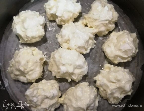 В форму, застеленную пергаментом, выкладываем столовой ложкой творожную смесь.