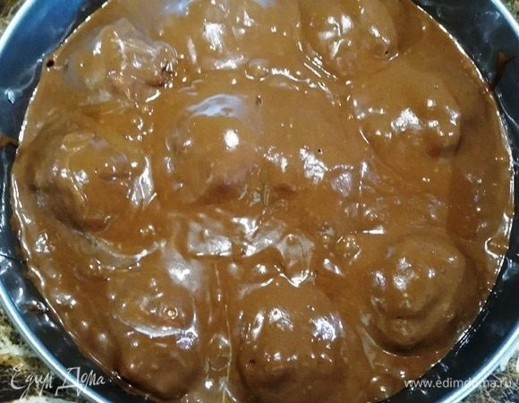 Выливаем на творожные шарики шоколадное тесто.