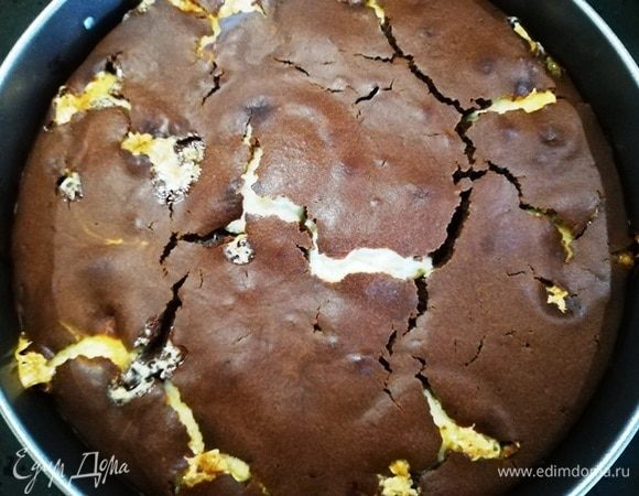 Выпекаем в духовке при 180°C в течение 50–60 минут. Пирог можно оставить в таком виде. Мне кажется, так он смотрится по-домашнему аппетитно.