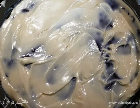 На верх пирога я нанесла сметанный крем.