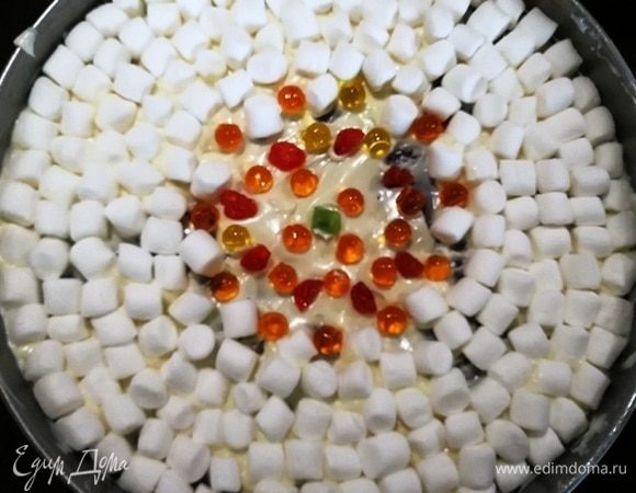 Затем выложила маршмеллоу, мармелад и цукаты из вишни.