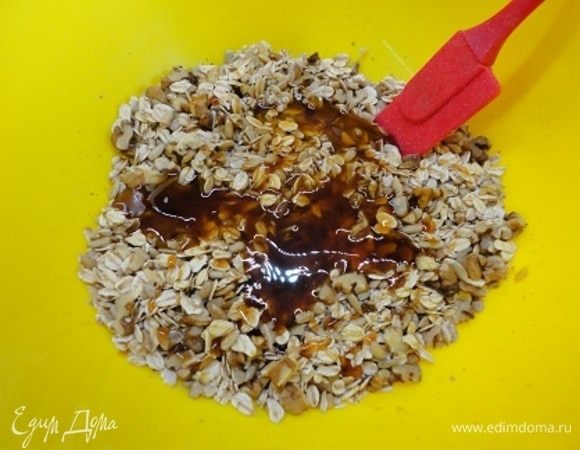 Добавляем растительное масло, жидкий мед (у меня гречишный) и тщательно перемешиваем.
