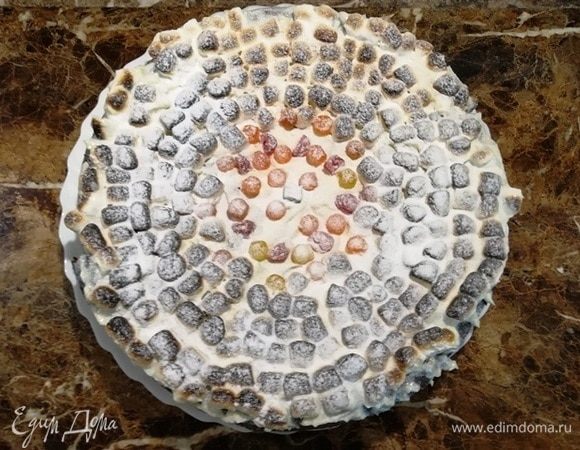 Извлекаем немного остывший пирог из формы и посыпаем сахарной пудрой.