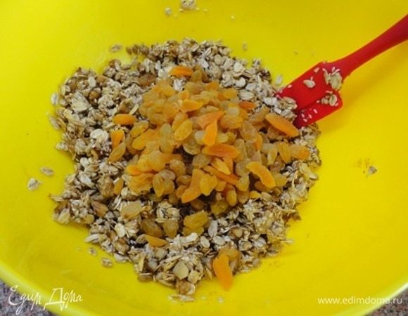 И последняя добавка — изюм. Вновь перемешиваем.