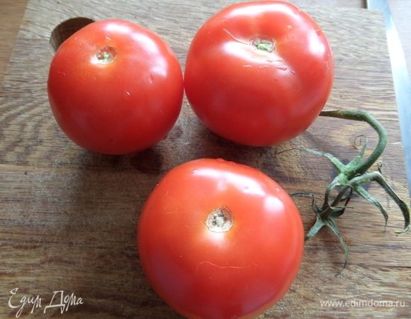 Берем 3 стандартных помидора или один крупный.