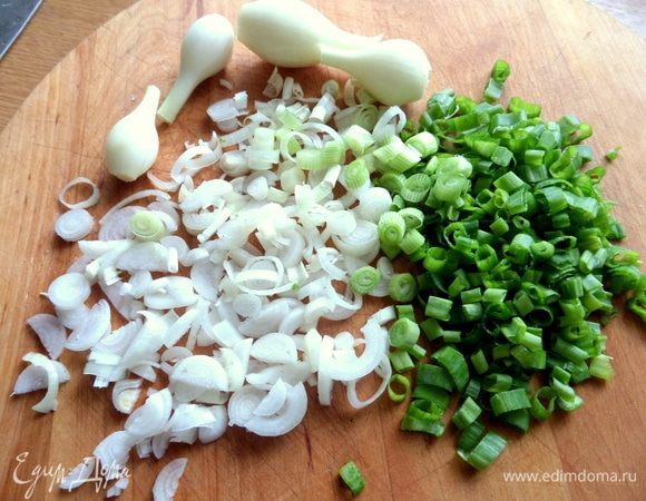 Лук измельчить.