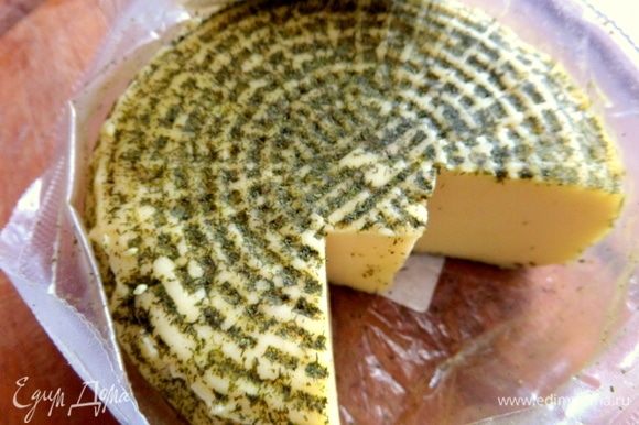 В оригинале был сыр сулугуни, у меня латвийский пикантный сыр с чесноком.