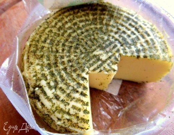 В оригинале был сыр сулугуни, у меня латвийский пикантный сыр с чесноком.