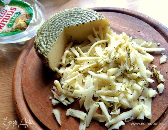 Он тоже хорошо натирается, хотя не относится к твердым сырам.