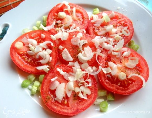 Репчатый лук немного.