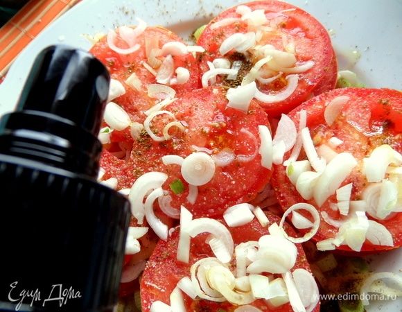 Сбрызнуть оливковым маслом. Для этого удобно воспользоваться бутылочкой с распылителем.