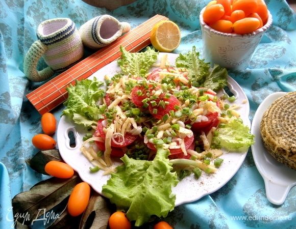 Салатные листья можно положить на дно тарелки, но я забыла и пристроила рядом.