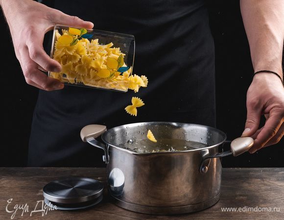 Отмерьте необходимое количество пасты фарфалле. Кстати, для хранения макарон отлично подойдет специальный контейнер Faberlic. Он снабжен герметичной крышкой из нержавеющей стали с силиконовым уплотнителем, благодаря чему продукты в нем дольше останутся свежими. Отварите пасту до состояния «аль денте».<br />
 