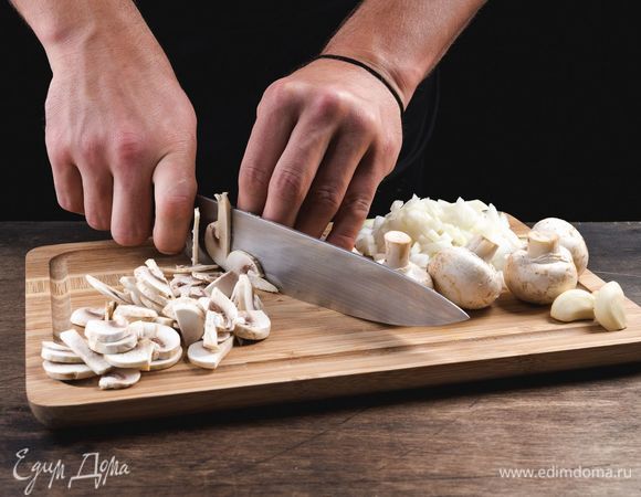 Тем временем почистите лук, чеснок и шампиньоны. Измельчите лук, грибы нарежьте тонкими пластинками.<br />
 