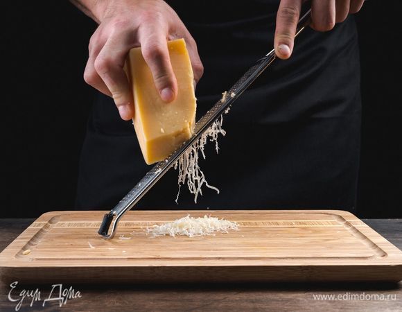 Натрите пармезан.<br />
 