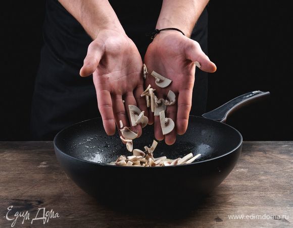 Пожарьте грибы с луком и чесноком.<br />
 