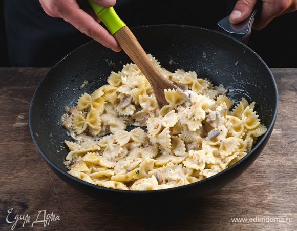 Выложите на сковородку к соусу фарфалле, перемешайте. Немного прогрейте и снимите с огня.<br />
 