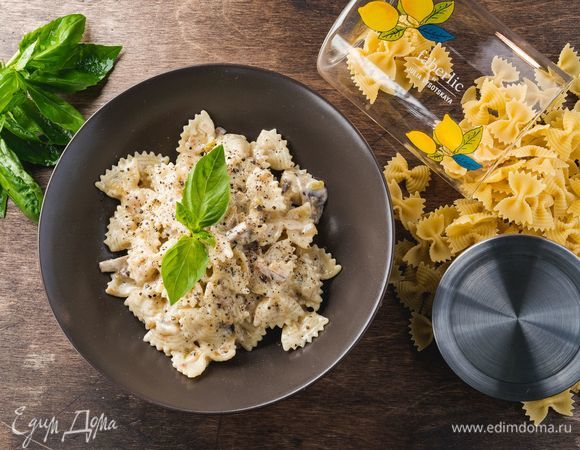 Посыпьте пасту оставшимся сыром и подавайте к столу. Приятного аппетита!<br />
 