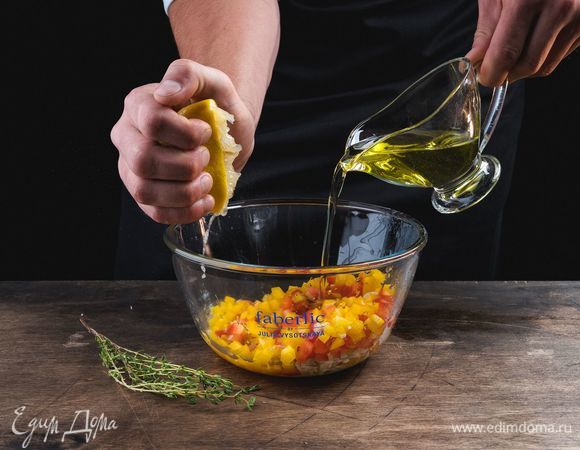 Измельченный чеснок и перец соедините с лимонным соком, чабрецом, оливковым маслом.