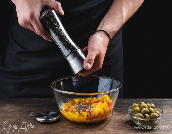 Для насыщенного вкуса и аромата приготовьте свежую смесь специй. С этой задачей прекрасно справится механическая мельница для специй Faberlic. Она измельчает сушеные травы и специи, такие как майоран, орегано, тимьян, розмарин, целый и толченый тмин, анис, душистый перец и другие. Керамический механизм мельницы обеспечивает идеальное перетирание соли и специй. Измельчите перец горошком и морскую соль. Добавьте к смеси вместе с оливками.<br />
 