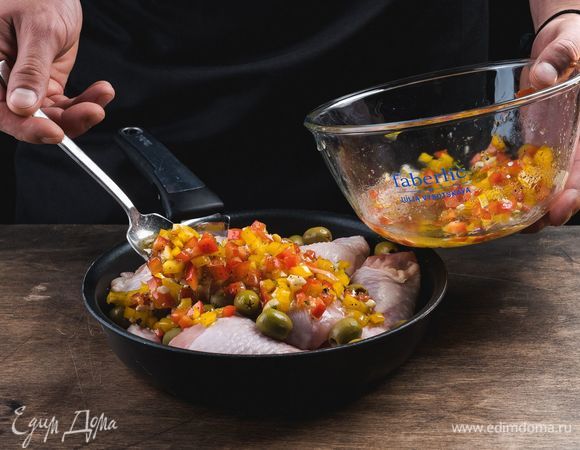 В форму для запекания положите куриные ножки, сверху — овощную смесь. Запекайте курицу при 190°С 30 минут.<br />
 