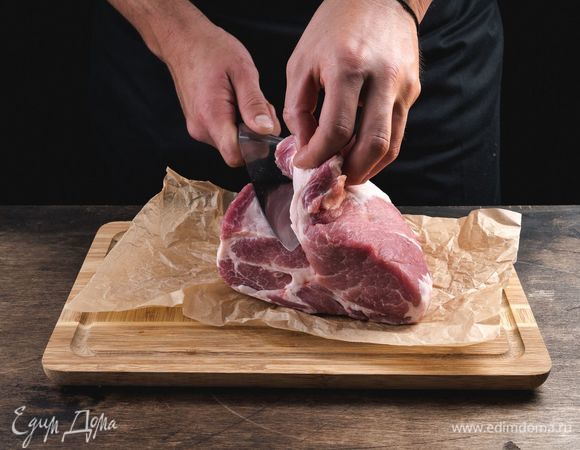 Подготовьте свиной ошеек, положите его на рабочую поверхность и сделайте надрезы, чтобы получилась «книжка».<br />
 