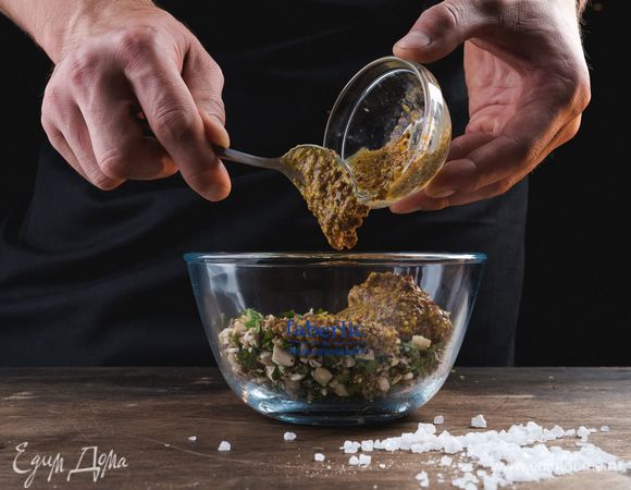 Чеснок почистите, измельчите. Нарежьте базилик. Перемешайте и добавьте горчицу.