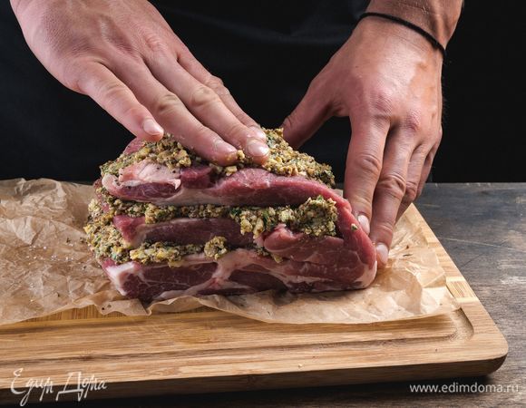 Смажьте мясо соусом, поместите в рукав или в фольгу. Запекайте 2 часа при 200°С.<br />
 