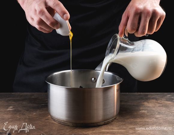 Кастрюлю с толстым дном сполосните водой, чтобы не пригорало молоко. Вылейте в кастрюлю молоко, добавьте мед и чай. Доведите до кипения.<br />
 